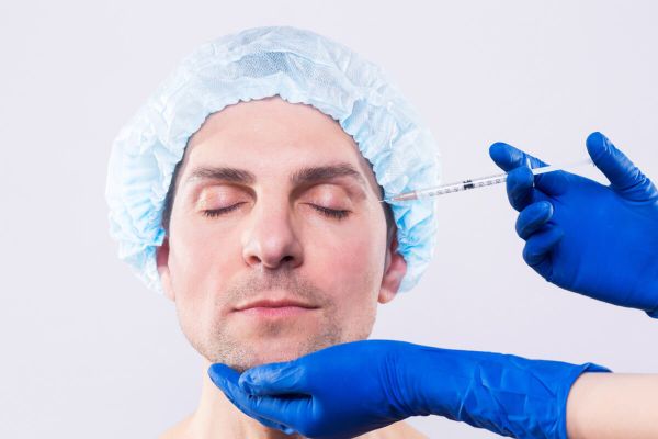 Mann bei Botox-Behandlung gegen Bruxismus