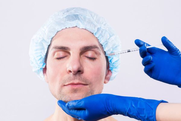 Mann bei Botox-Behandlung gegen Bruxismus in Frankfurt