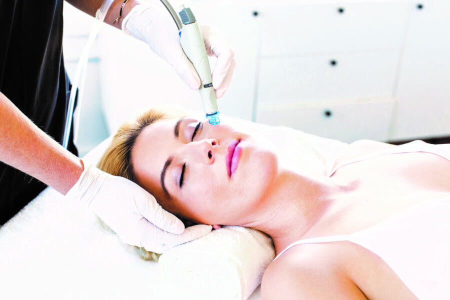 Hydrafacial-Behandlung Frau Hydrafacial Behandlung in unserer Praxis in Frankfurt