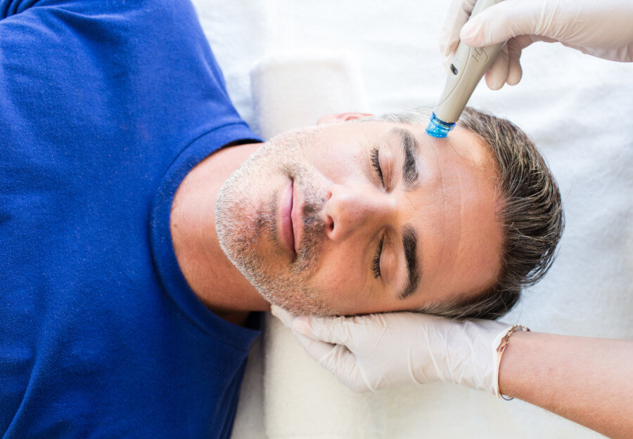 Hydrafacial-Behandlung Mann Hydrafacial Behandlung eines männlichen Patienten