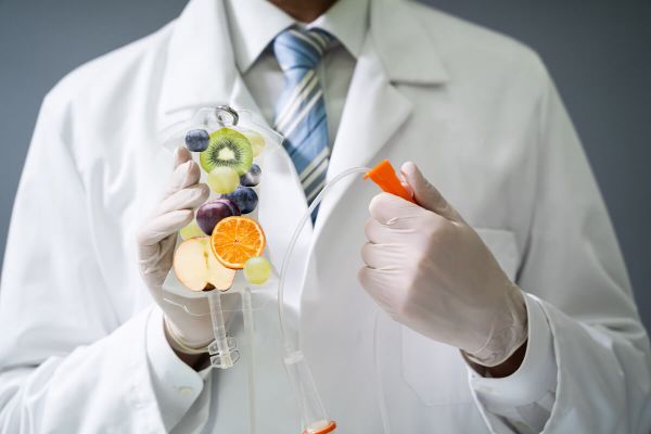 Infusionstherapie Arzt mit Vitamin-Infusion