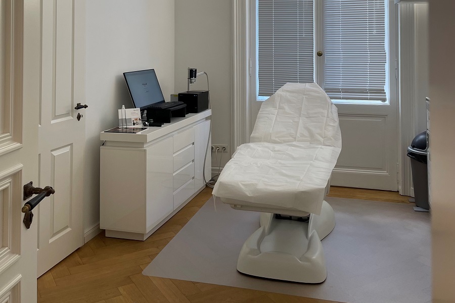 Behandlungszimmer bei Hautarzt Dr. Shab in Frankfurt Westend