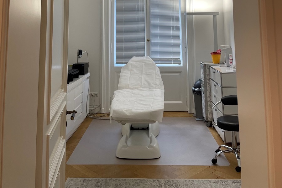 Behandllungsliege in Zimmer bei Hautarzt Dr. Shab in Frankfurt Westend