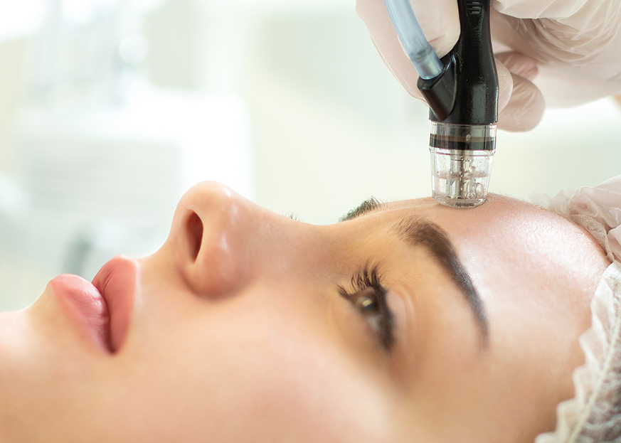 Hydrafacial Behandlung eines männlichen Patienten