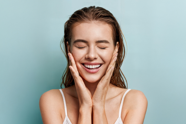 Frau mit frischer Haut.